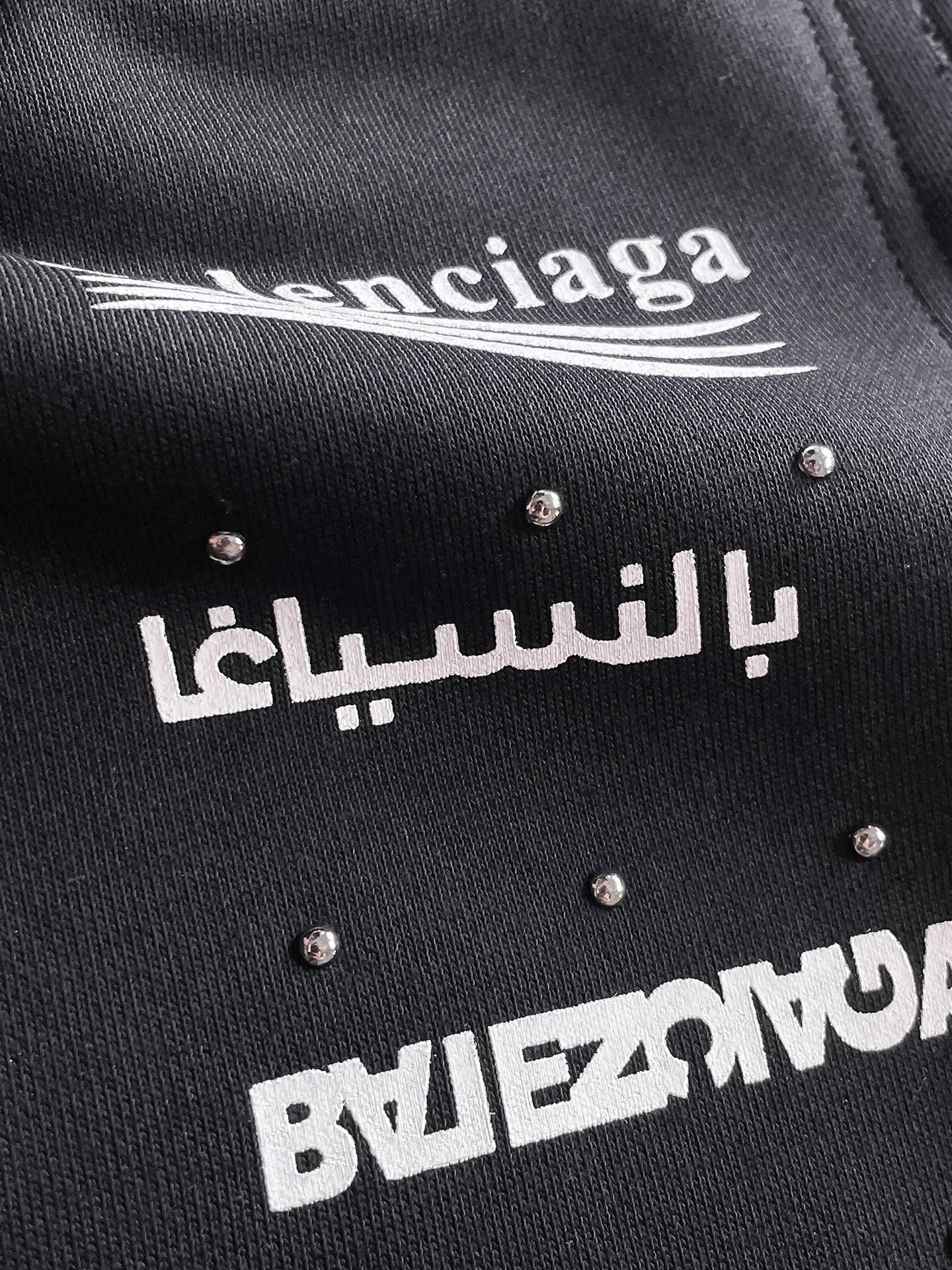 Balenciaga's three-standard complete 2025 summer New Arrival men's casual shorts, advanced custom-made Breathable fabric, Breathable fabric, extremely stretchy and comfortable, impeccable details, top-grade accessories, original logo design concept, delicate and soft feel! The upper body fit is awesome! Size: M-XXXL Please state your height and weight when ordering
